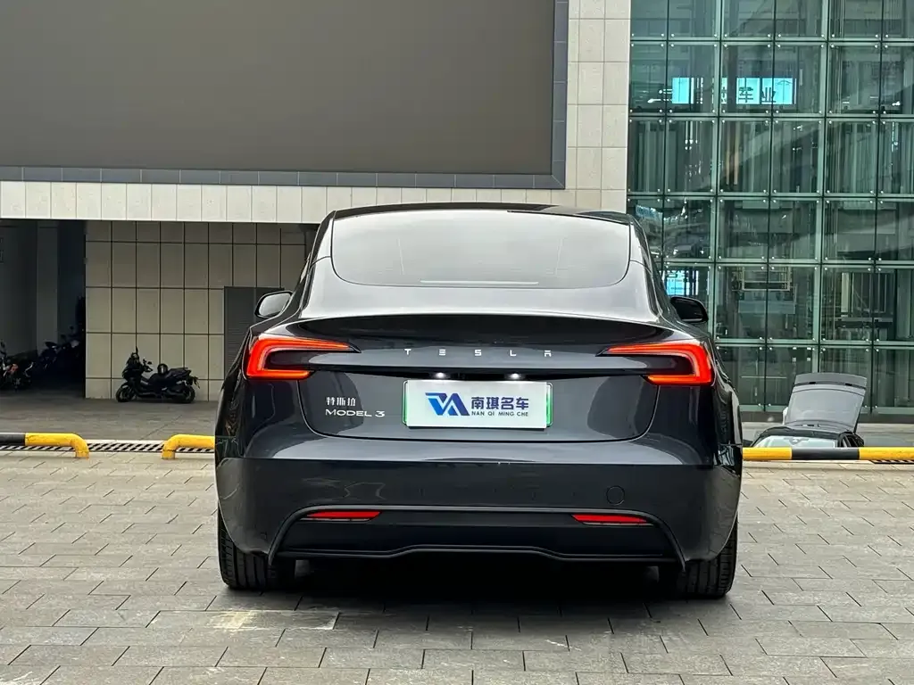 Tesla Model 3 — фото 3