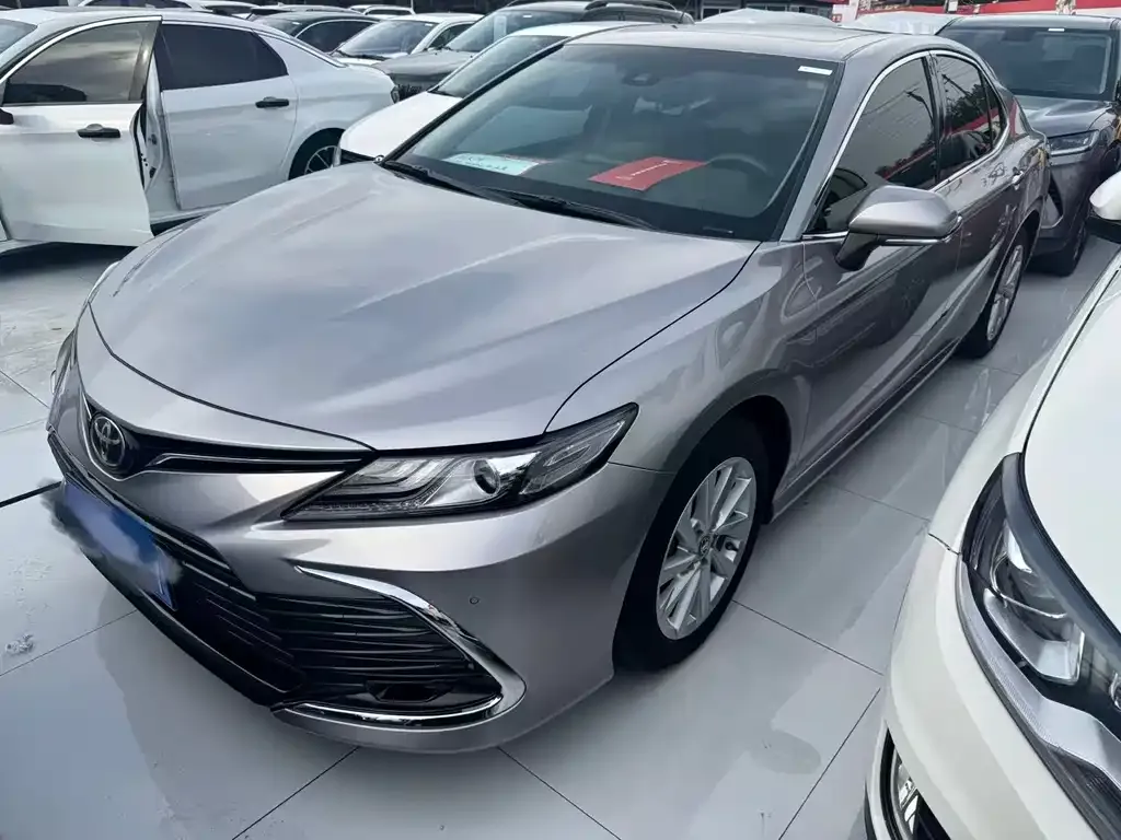 Toyota Camry — фото 1
