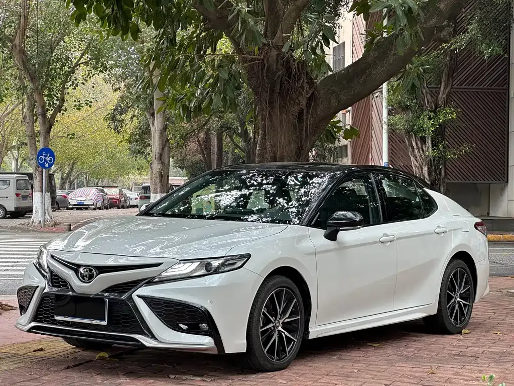 Toyota Camry — фото 1