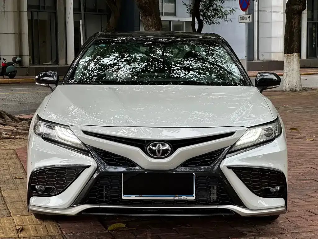 Toyota Camry — фото 5