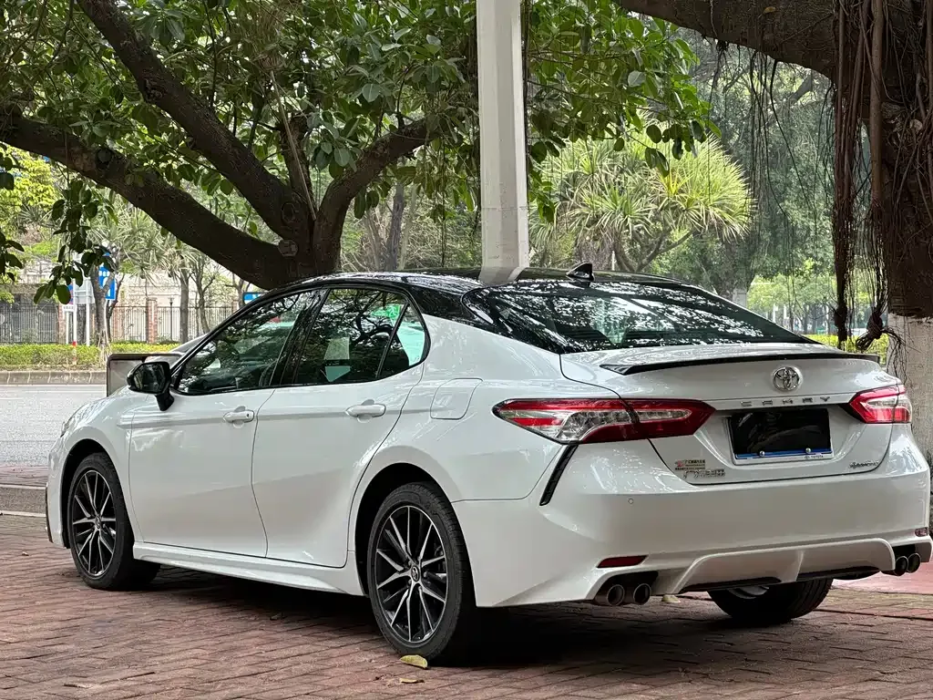 Toyota Camry — фото 6