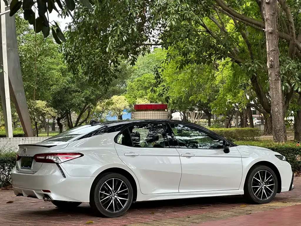 Toyota Camry — фото 9