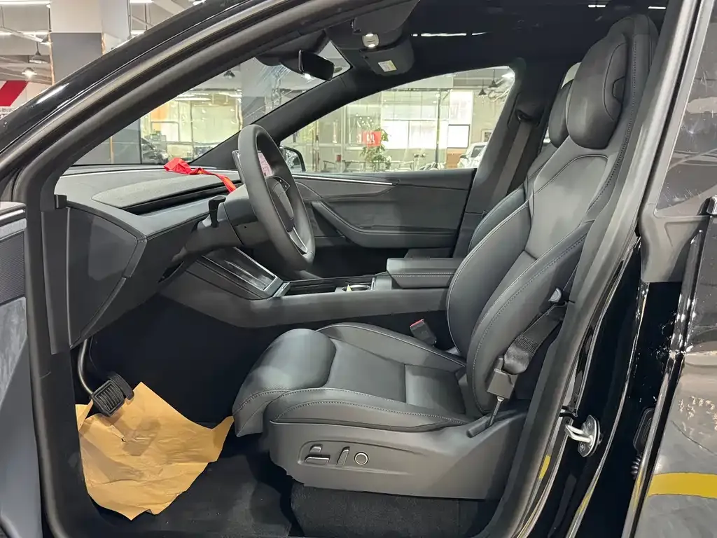 Tesla Model Y L — фото 10