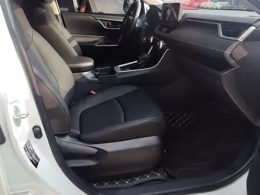Toyota RAV4 2023 из CN, фото 2