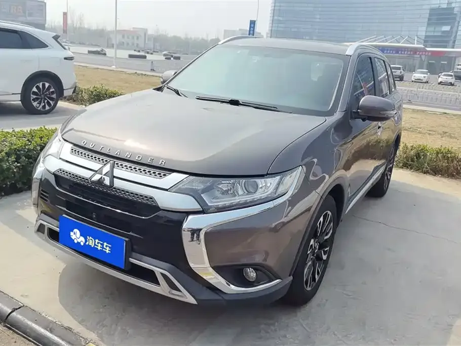 Mitsubishi Outlander — фото 1