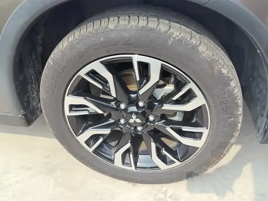 Mitsubishi Outlander — фото 10