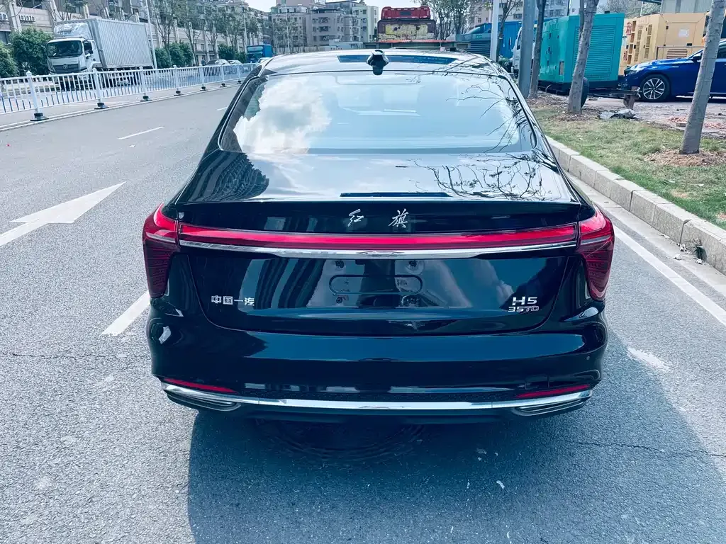 Hongqi H5 — фото 3