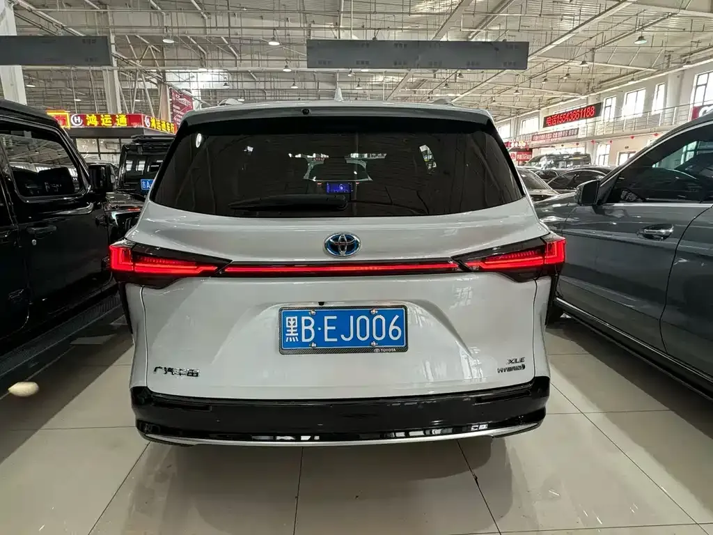 Toyota Sienna 2023 из CN, фото 3