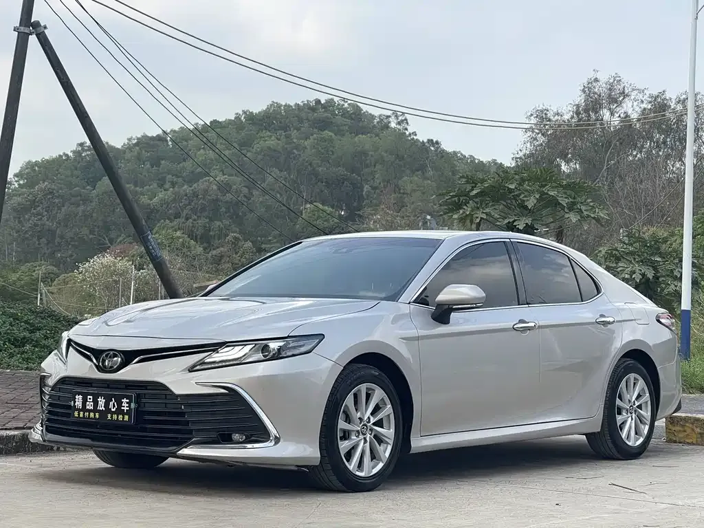 Toyota Camry — фото 1
