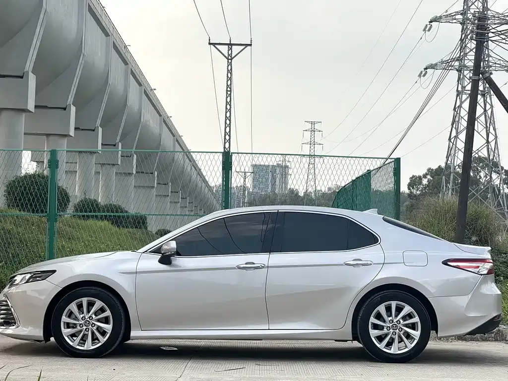 Toyota Camry — фото 7