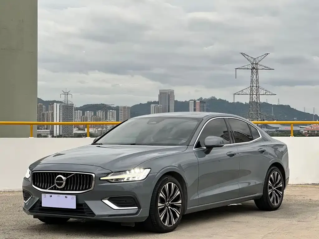Volvo S60 — фото 1