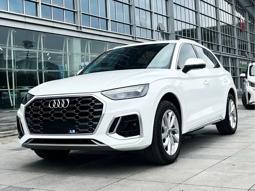 Audi Q5L — фото 1