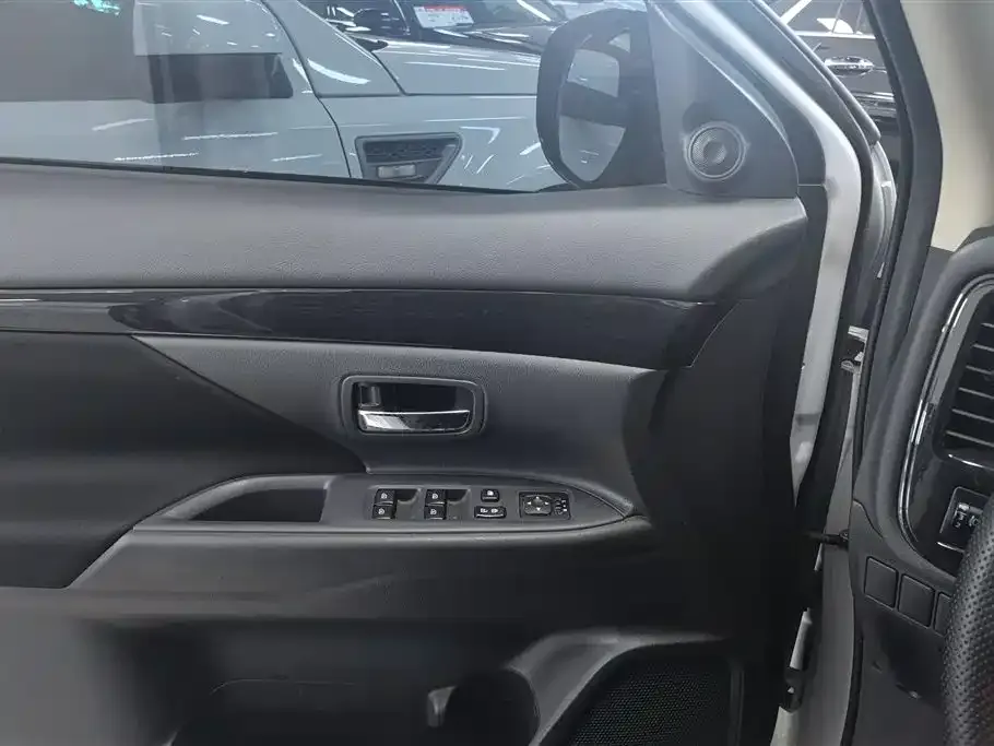 Mitsubishi Outlander 2023 из CN, фото 4