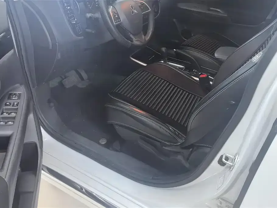 Mitsubishi Outlander 2023 из CN, фото 2