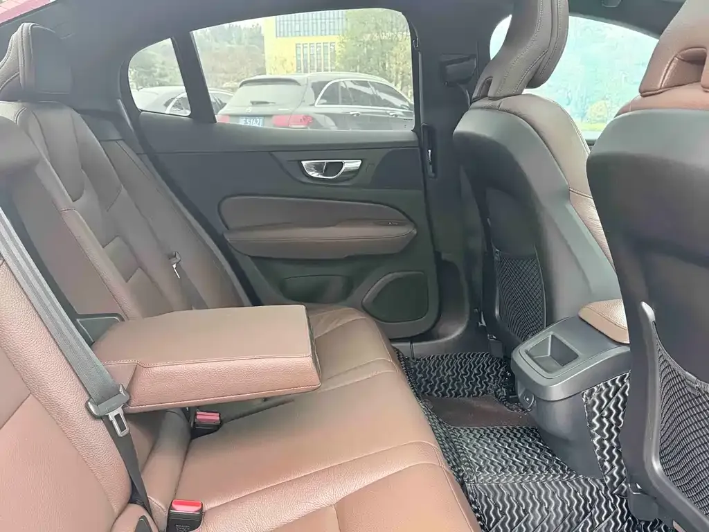 Volvo S60 2023 из CN, фото 5