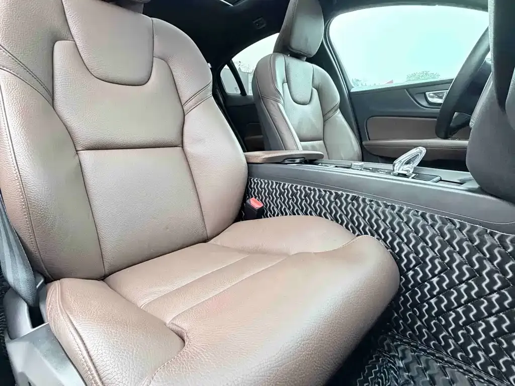 Volvo S60 2023 из CN, фото 3