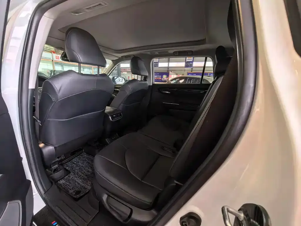 Toyota Highlander — фото 10
