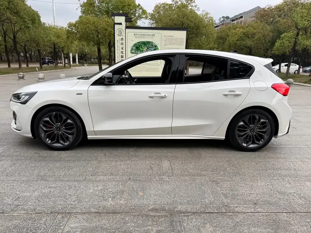 Ford Focus 2023 из CN, фото 7