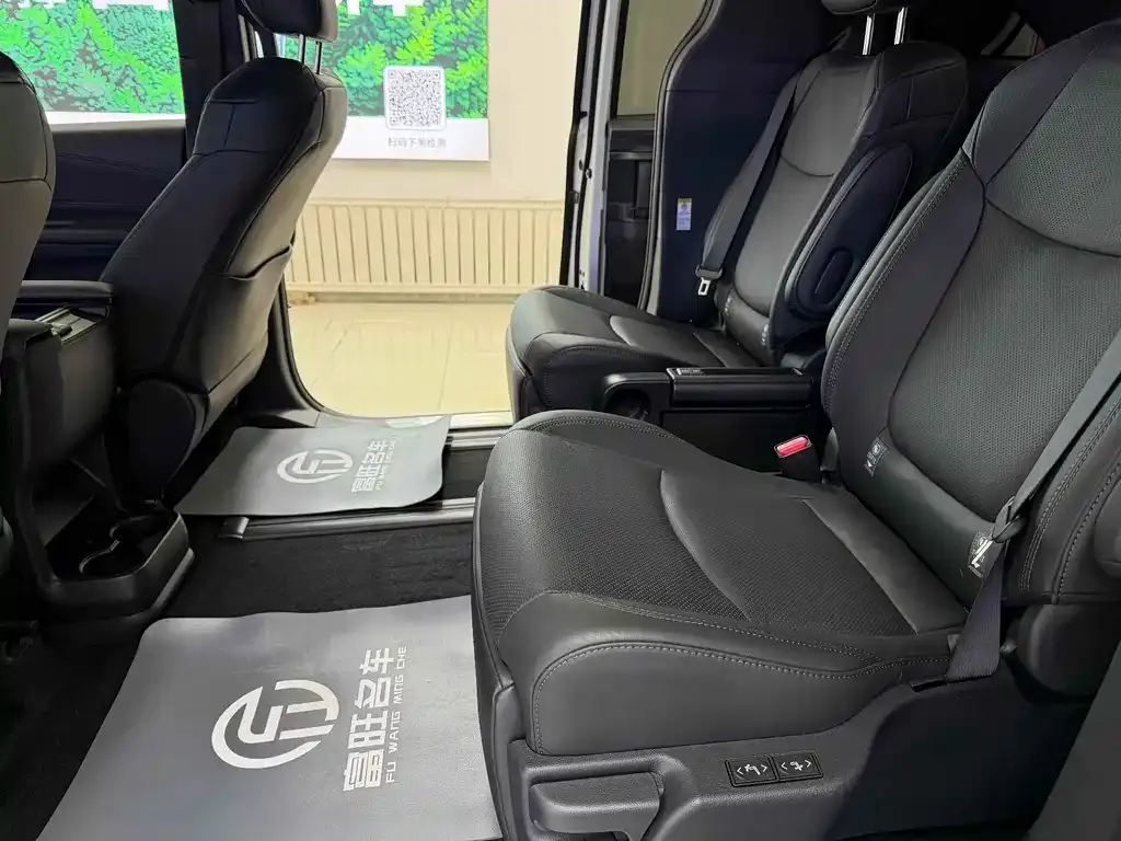 Toyota Sienna — фото 9