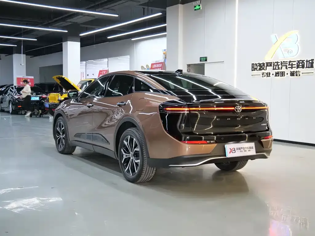 Toyota Crown SportCross 2023 из CN, фото 7