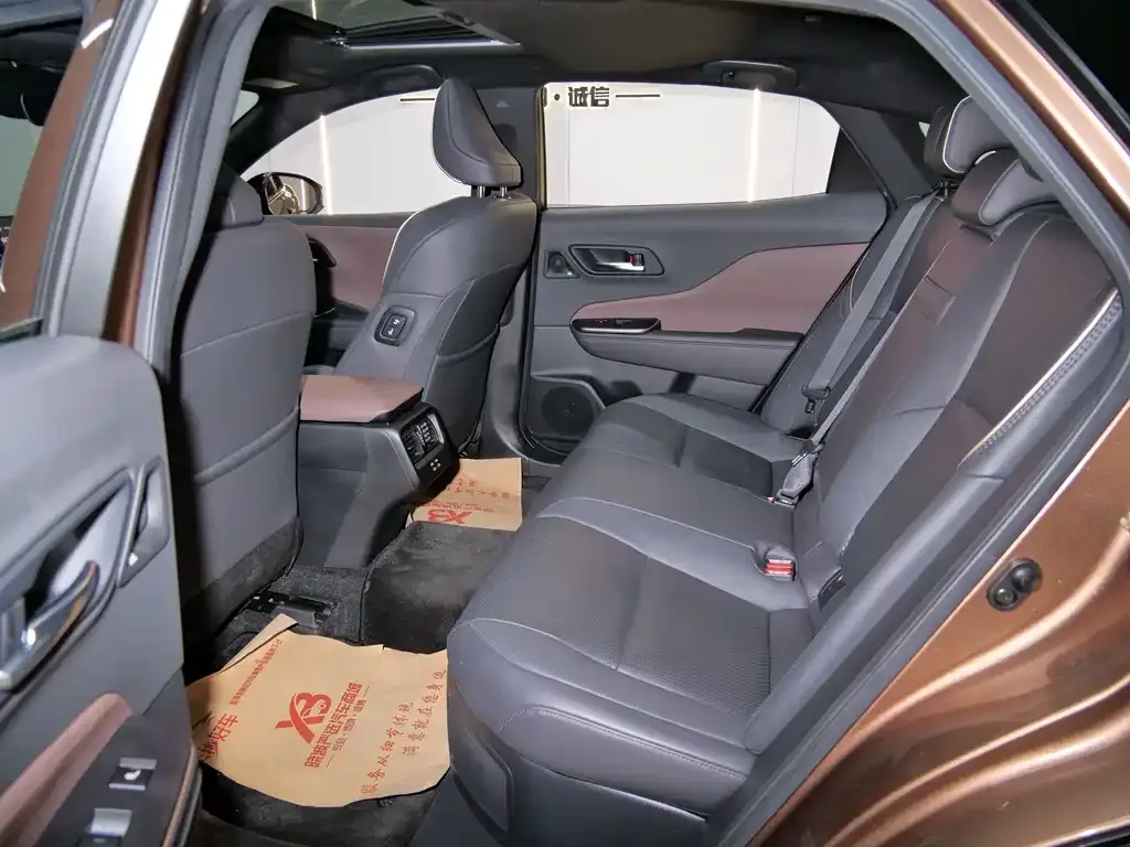 Toyota Crown SportCross 2023 из CN, фото 6