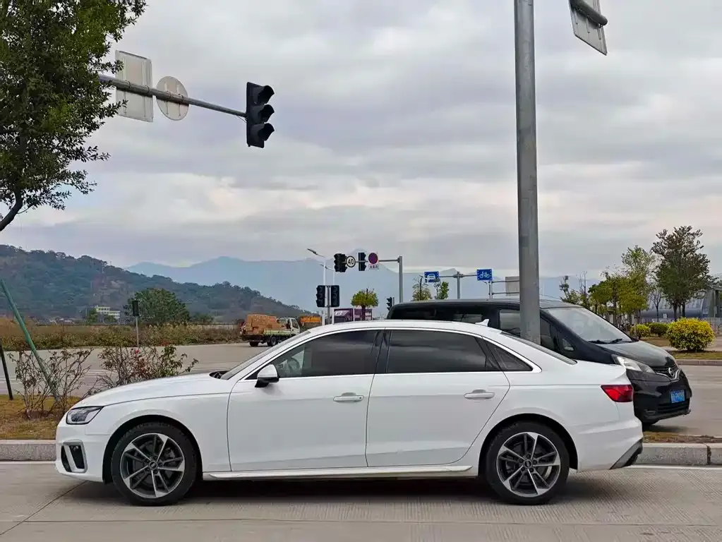 Audi A4L 2022 из CN, фото 9