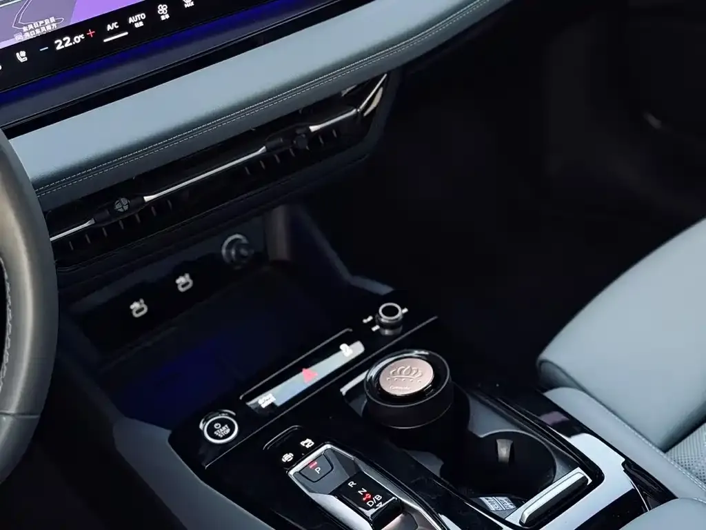 Audi Q6L e-tron — фото 2