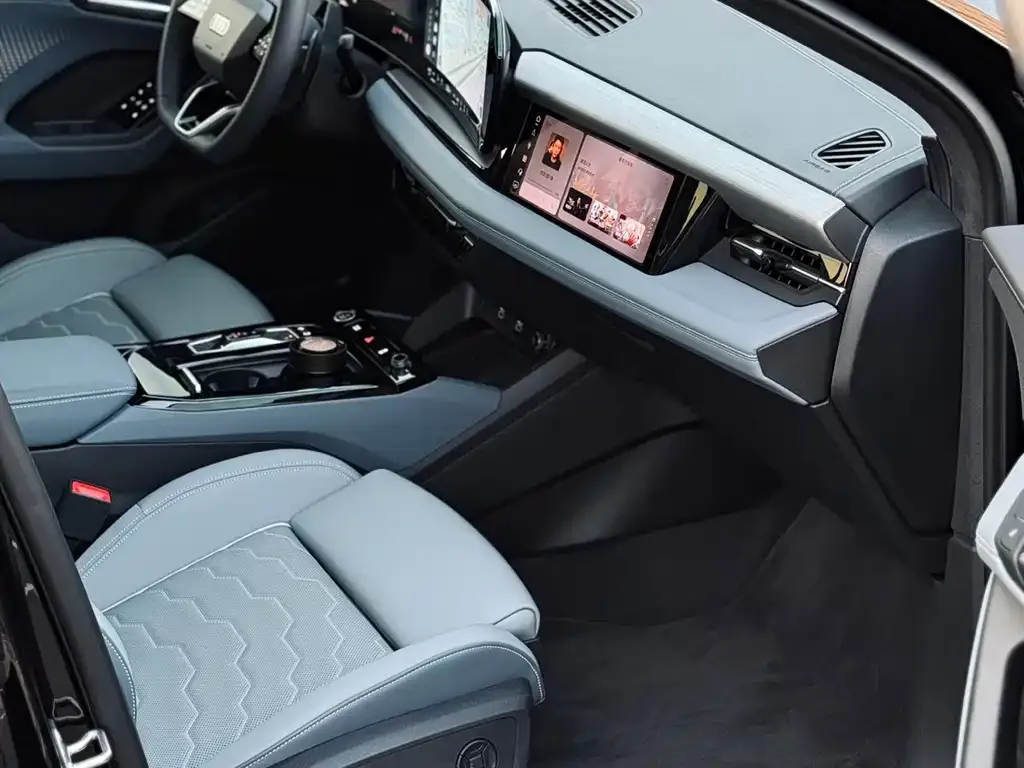 Audi Q6L e-tron — фото 3