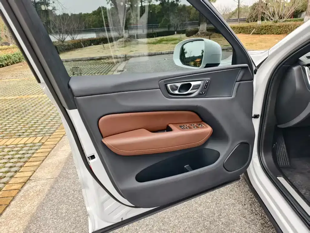 Volvo XC60 2024 из CN, фото 3