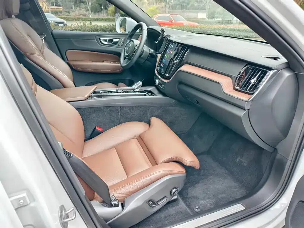 Volvo XC60 2024 из CN, фото 2