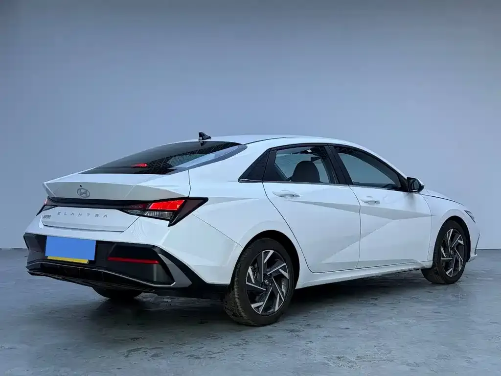Hyundai Elantra — фото 5