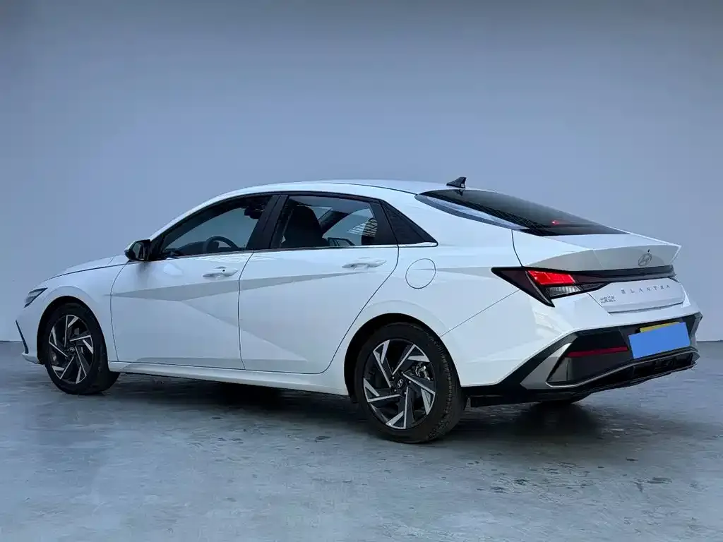 Hyundai Elantra — фото 10