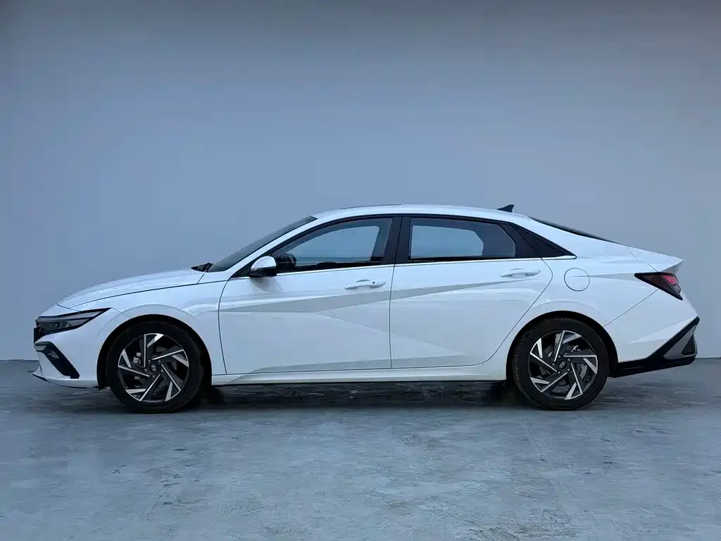 Hyundai Elantra — фото 4