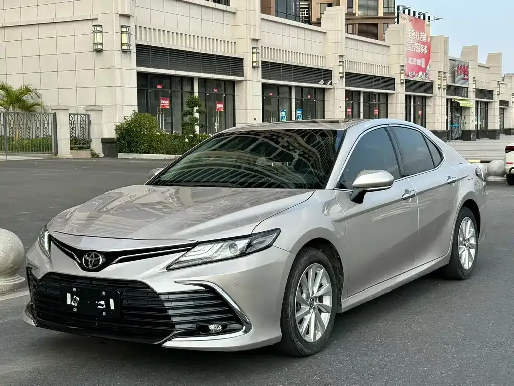 Toyota Camry — фото 1