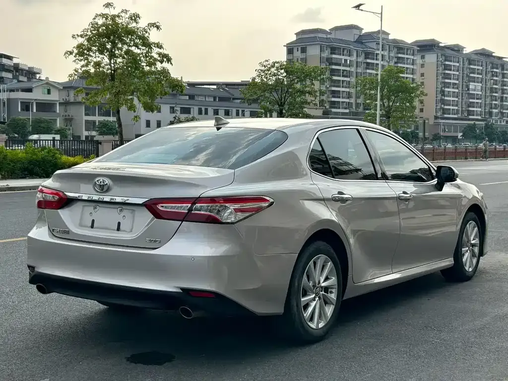 Toyota Camry — фото 2