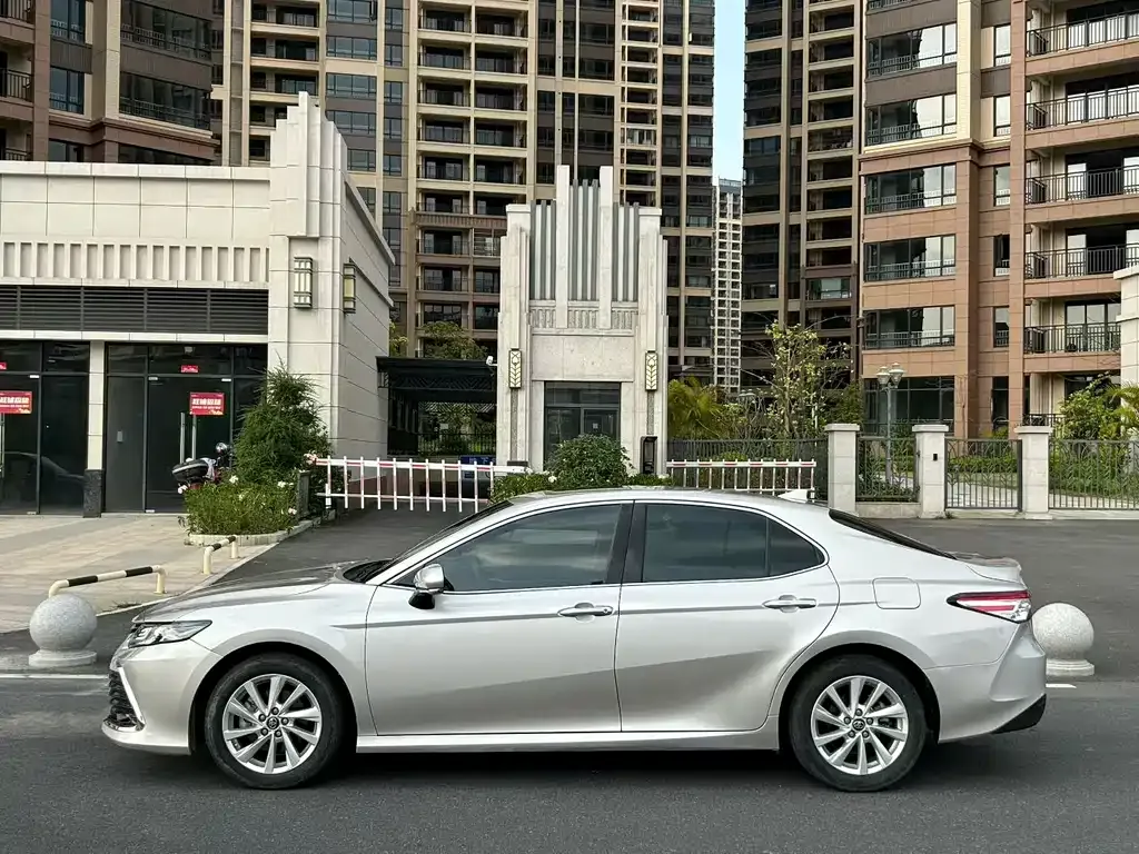 Toyota Camry — фото 3