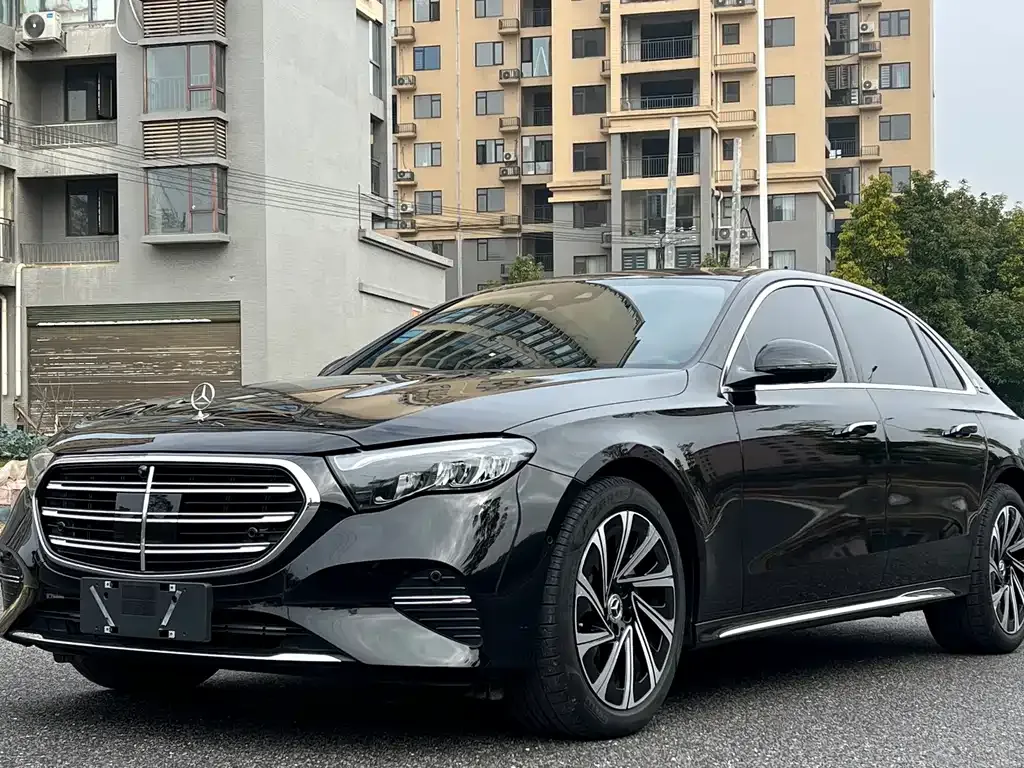 Mercedes-Benz E-Class — фото 1
