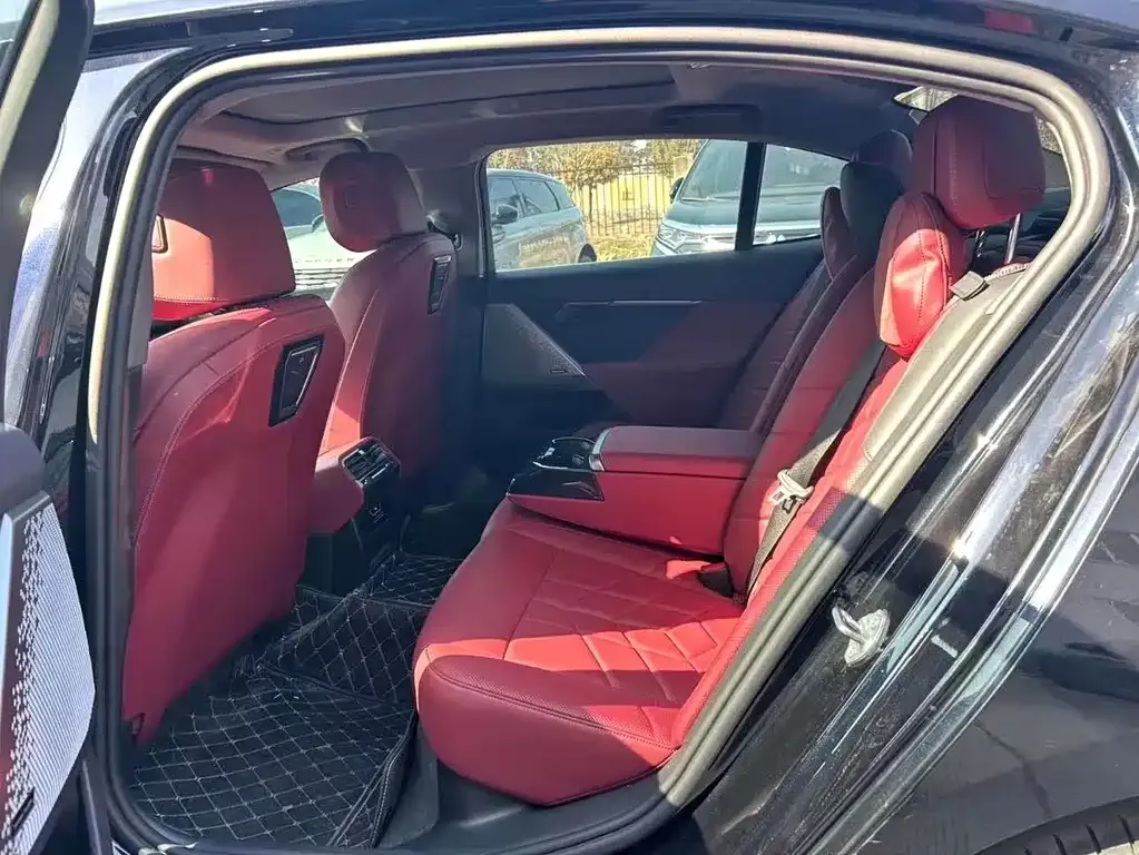 BMW 5 Series 2025 из CN, фото 9