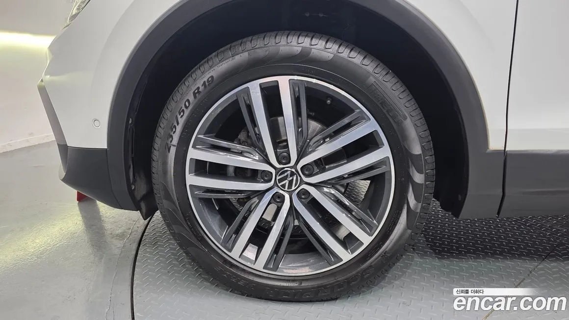 Volkswagen Tiguan — фото 10