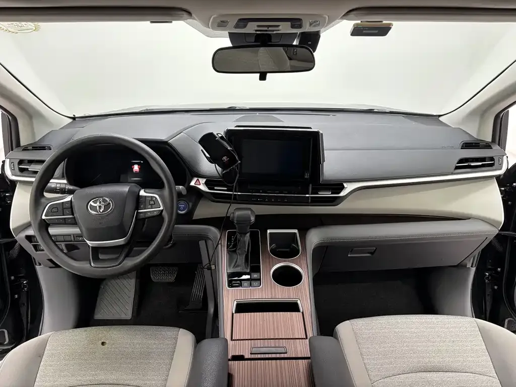 Toyota Sienna — фото 10