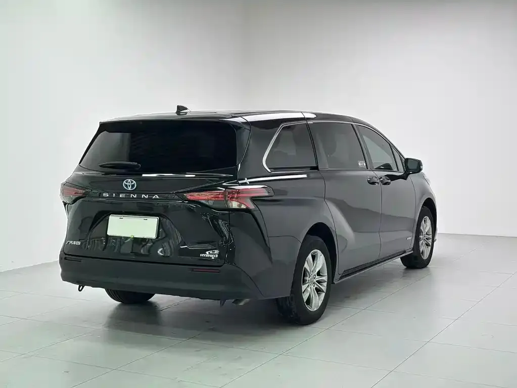 Toyota Sienna — фото 3