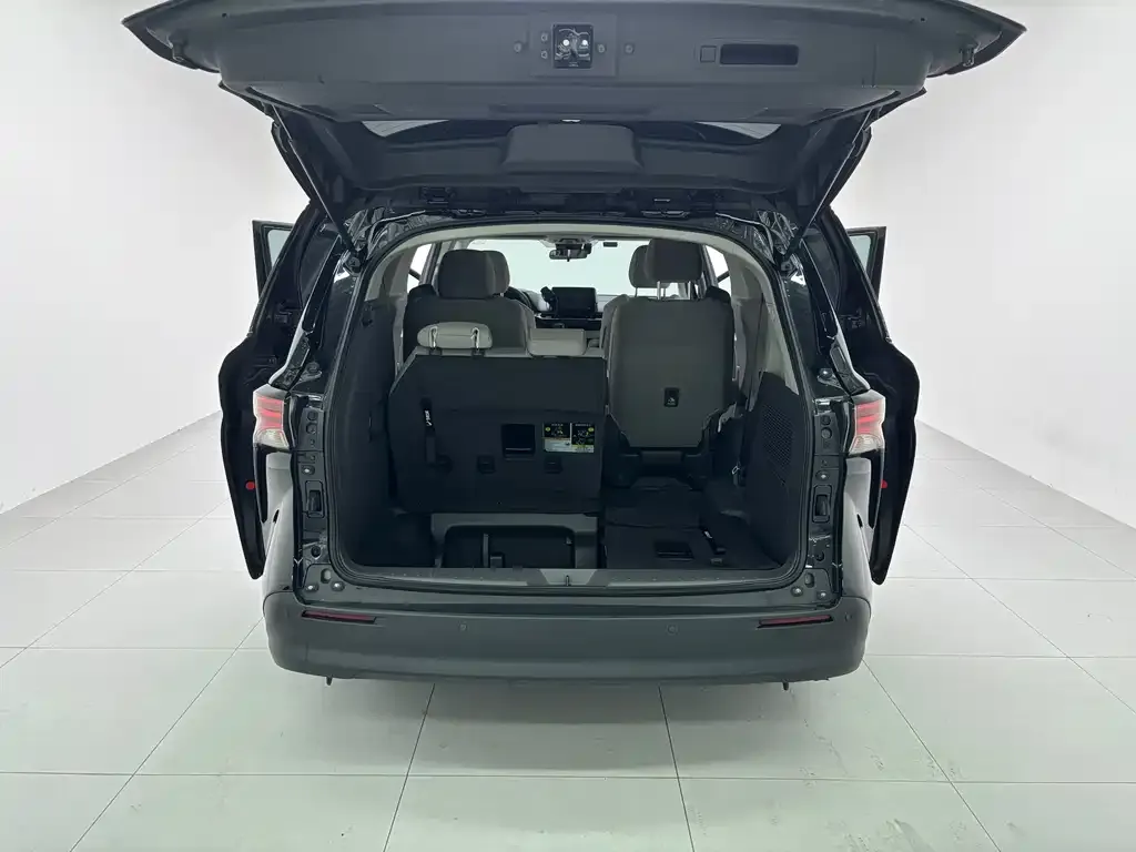 Toyota Sienna — фото 9
