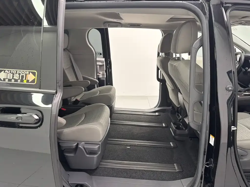 Toyota Sienna — фото 7