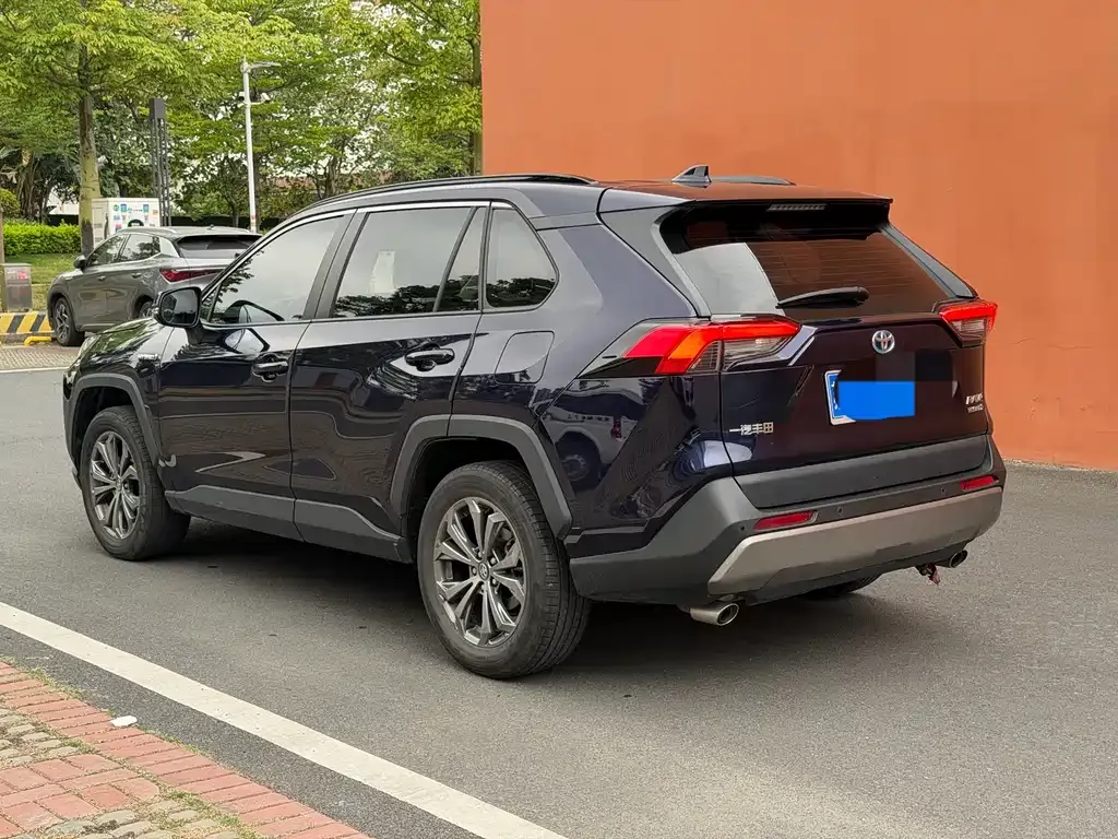 Toyota RAV4 — фото 8
