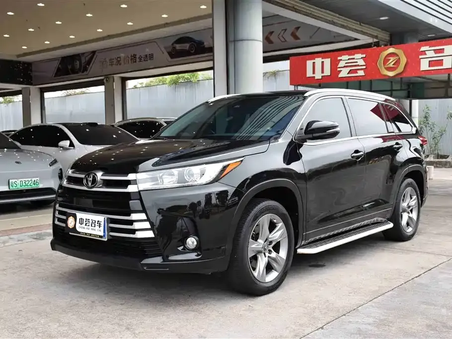 Toyota Highlander — фото 1