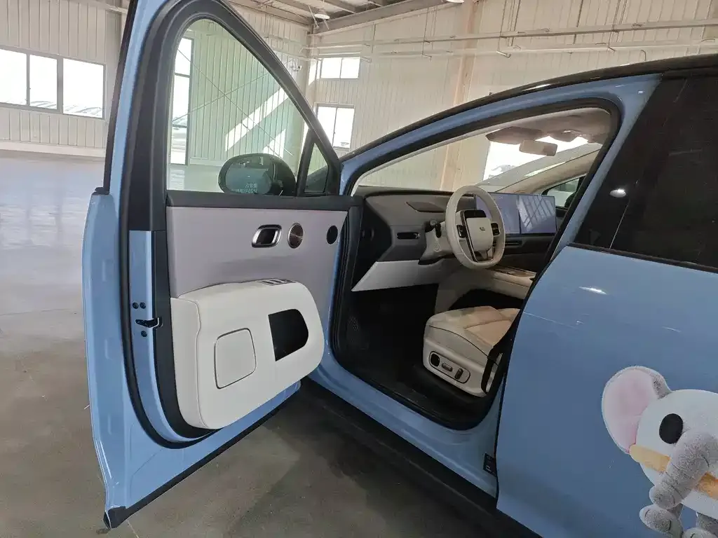 Li Auto i8 — фото 7