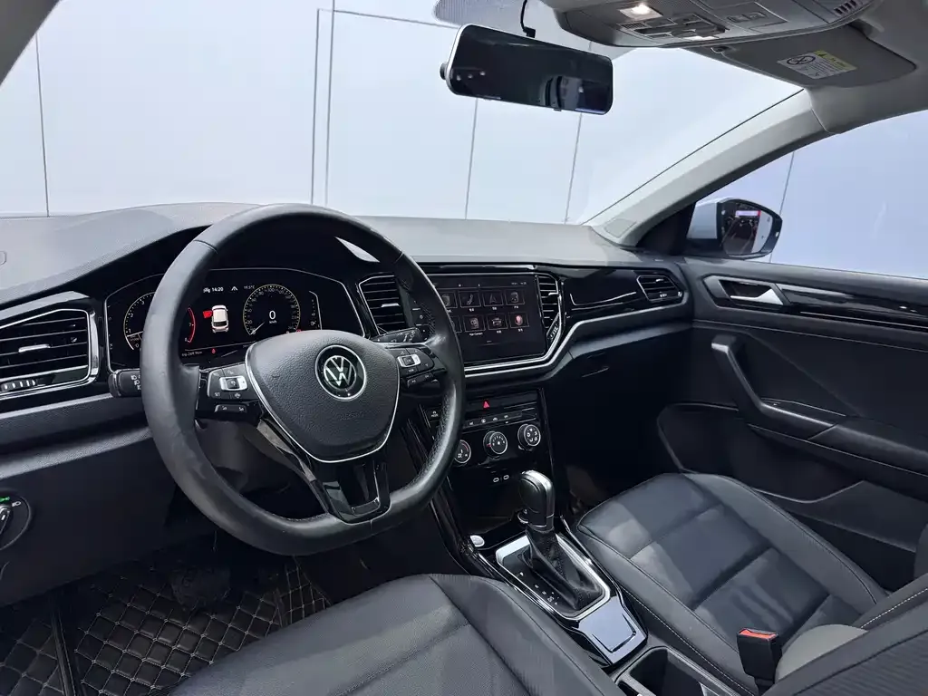 Volkswagen T-Roc — фото 9