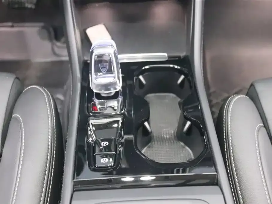 Volvo XC40 2024 из CN, фото 7