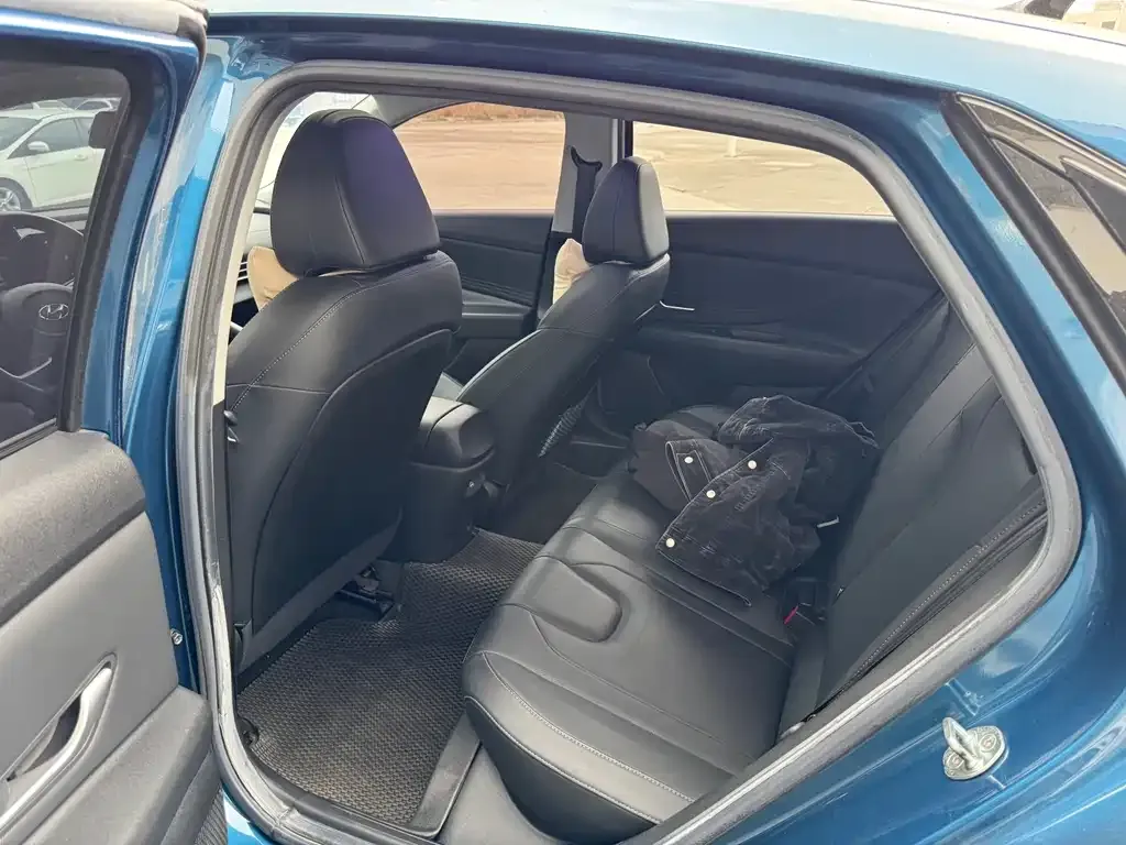 Hyundai Elantra — фото 2