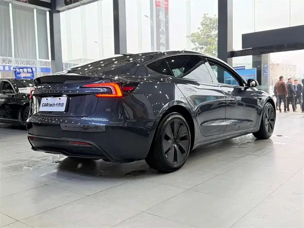 Tesla Model 3 — фото 7